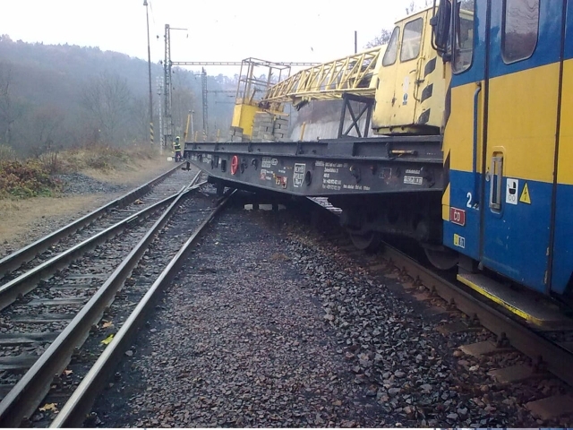 Vykolejený servisní vagon.