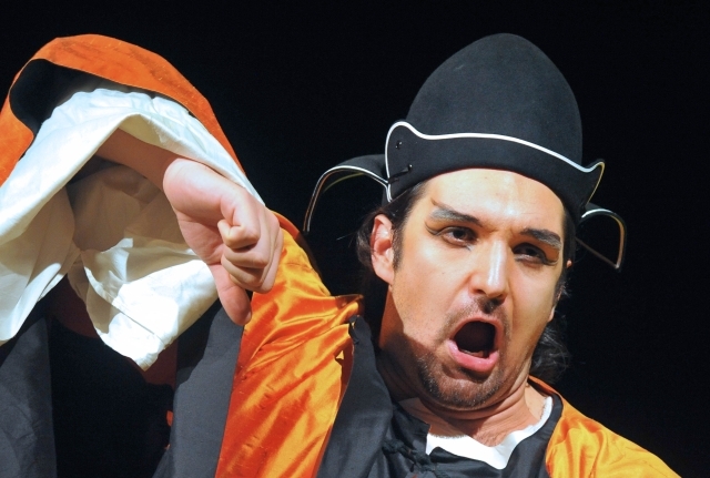 Adam Plachetka v roli Guglielma v opeře Wolfganga Amadea Mozarta Cosi fan tutte. Adam Plachetka v roli Guglielma v opeře Wolfganga Amadea Mozarta Cosi fan tutte.