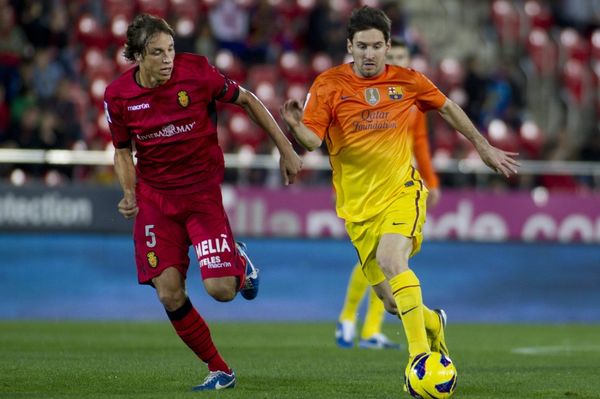 Argentinec Lionel Messi (vpravo) v zápase s Mallorkou.