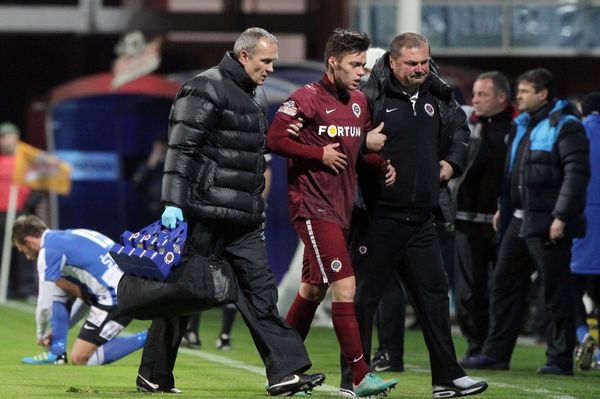 Václav Kadlec opouští hřiště po svém zranění v utkání s Boleslaví.