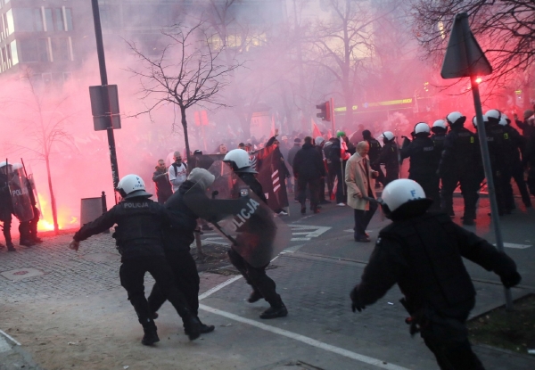 Nejméně šest policistů utrpělo během demonstrace zranění.