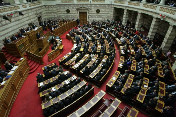 Řecký parlament v neděli v noci schválil úsporný rozpočet na rok 2013. 