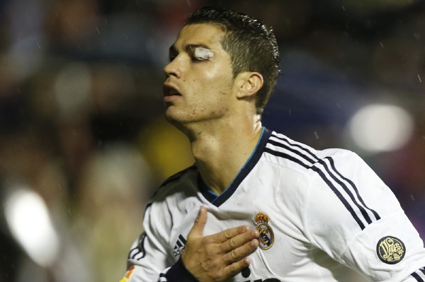 Cristiano Ronaldo vstřelil i se zraněním oka gól.