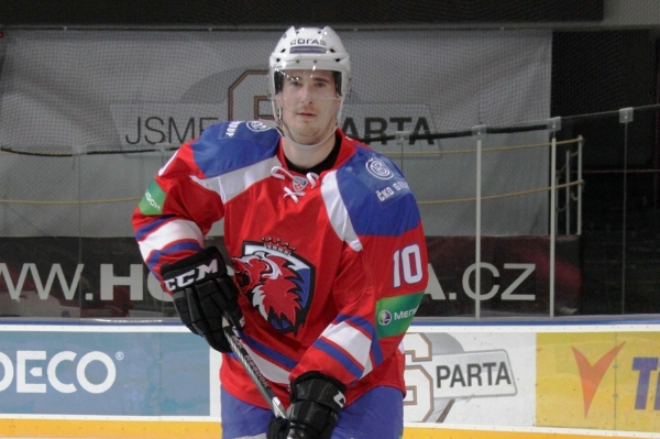 Hokejový útočník Roman Červenka se při výluce zámořské NHL stal definitivně hráčem pražského Lva. Hokejový útočník Roman Červenka se při výluce zámořské NHL stal definitivně hráčem pražského Lva.