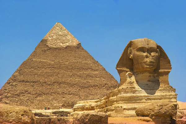 Sfinga a pyramidy v Gíze.