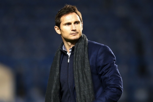Fotbalový záložník Frank Lampard by mohl zamířit do Číny, kde už působí jeho bývalí spoluhráči z Chelsea Didier Drogba a Nicolas Anelka. Fotbalový záložník Frank Lampard by mohl zamířit do Číny, kde už působí jeho bývalí spoluhráči z Chelsea Didier Drogba a Nicolas Anelka.