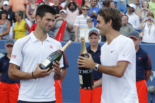 Novak Djokovič (vlevo) vyzve ve finále Turnaje mistrů šestinásobného vítěze Rogera Federera.