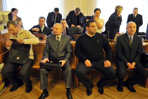 Na snímku jsou obžalovaní (zleva) Eduard Slanina, Milan Vítek, Eduard Polák a Rudolf Setvák. Vpravo vzadu je Roman Procházka. Na snímku jsou obžalovaní (zleva) Eduard Slanina, Milan Vítek, Eduard Polák a Rudolf Setvák. Vpravo vzadu je Roman Procházka.