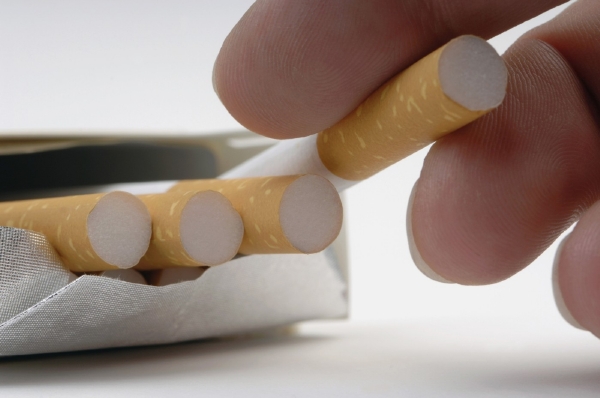 Za krabičku cigaret si kuřáci připlatí přibližne o čtyři koruny (ilustrační foto). Za krabičku cigaret si kuřáci připlatí přibližne o čtyři koruny (ilustrační foto).
