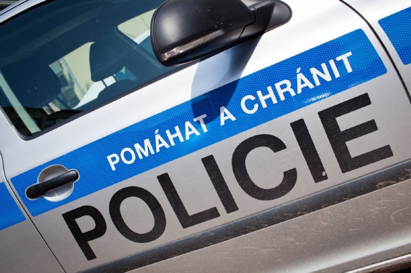 Řidič z místa ujel, policie ale už jeho auto našla. Řidič z místa ujel, policie ale už jeho auto našla.