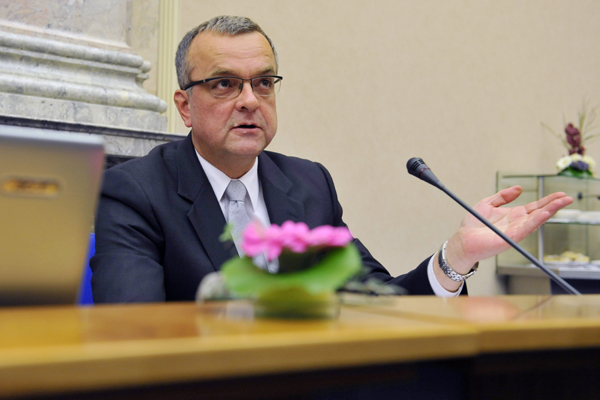 Ministra financí Miroslava Kalouska nenadálý zájem o státní dluhopisy potěšil, přesto bude termín jejich prodeje zkrácen.