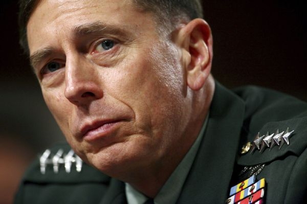 David Petraeus. Po skvělé kariéře prudký pád.