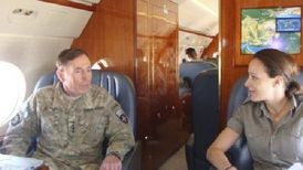 Generál Petraeus letí se svou dnes už bývalou milenkou Broadwellovou do provincie Hílmand.