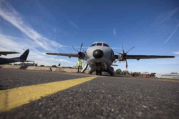 Politici budou muset víc používat letadla CASA, což je pro armádu nejlevnější varianta. Na snímku taktický transportní letoun CASA C-295M české armády. Politici budou muset víc používat letadla CASA, což je pro armádu nejlevnější varianta. Na snímku taktický transportní letoun CASA C-295M české armády.