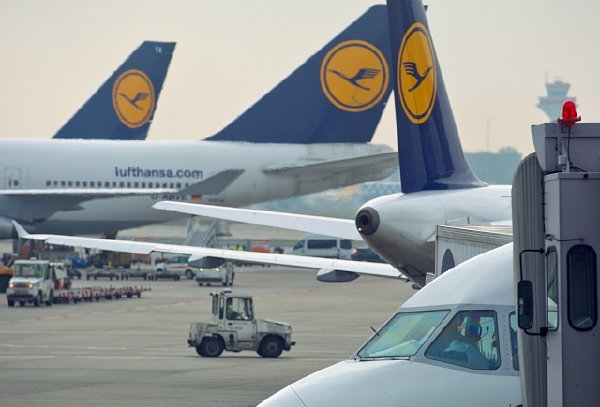 Pokud by se Lufthansa s palubním personálem na platech a pracovních podmínkách nedohodla, hrozila by vlna stávek (ilustrační foto). Pokud by se Lufthansa s palubním personálem na platech a pracovních podmínkách nedohodla, hrozila by vlna stávek (ilustrační foto).