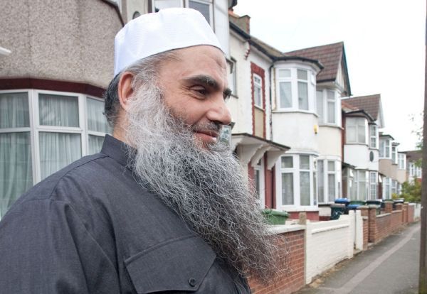 Muslimský terorista před svým domem ve Wembley.