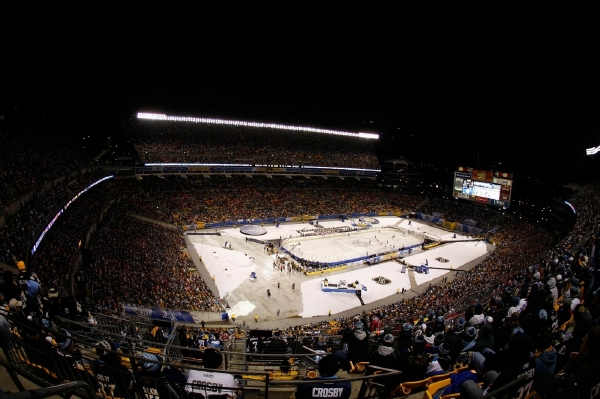 Takto se hrálo pod širým nebem NHL v Pittsburghu. Takto se hrálo pod širým nebem NHL v Pittsburghu.