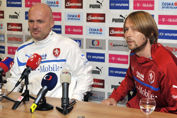 Kouč Michal Bílek (vlevo) se záložníkem Jaroslavem Plašilem.