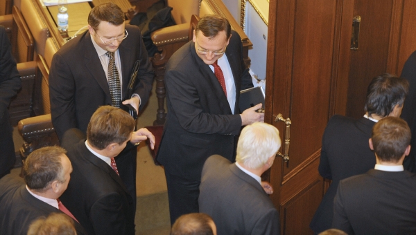 Premiér Petr Nečas opouští Poslaneckou sněmovnu, která 7. listopadu v Praze schválila vládní daňový balíček.