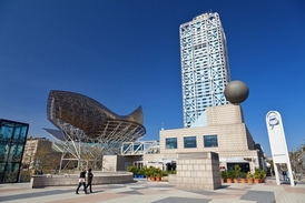 Jiná Gehryho stavba z Barcelony.