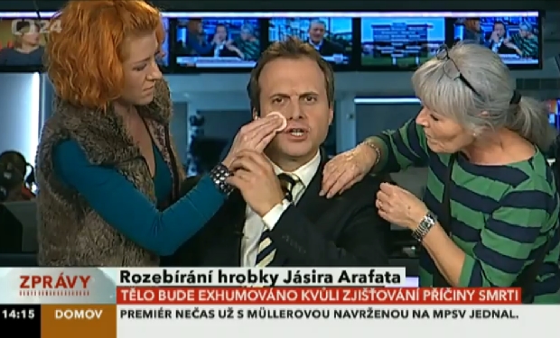 David Borek čelící v přímém přenosu ataku maskérek.