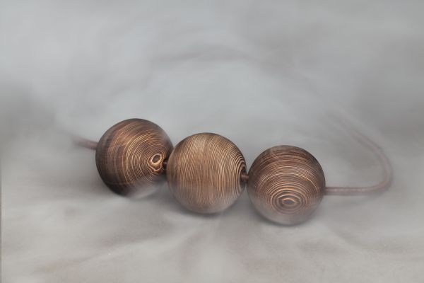 Jako hlavní materiál použily Dechberoucí cedrové dřevo.