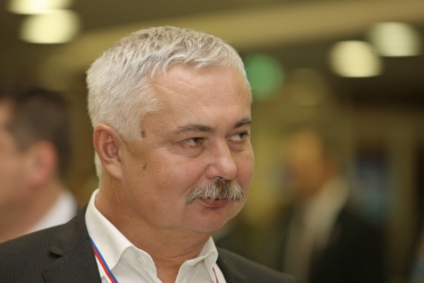 Vlivný člen ODS a současný místostarosta Hluboké nad Vltavou Pavel Dlouhý údajně v září 2010 překročil na Písecku rychlost mimo obec o více než 50 kilometrů.