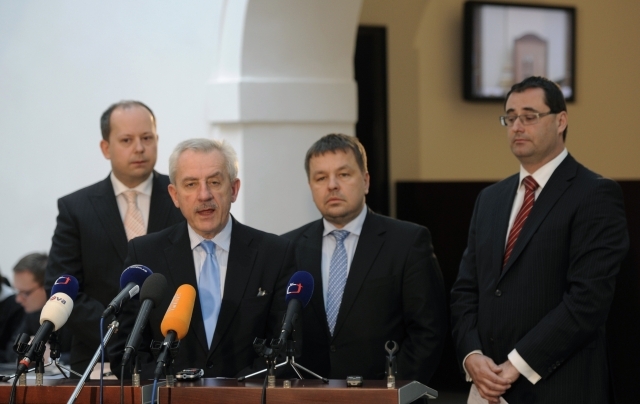Ministr zdravotnictví Leoš Heger (druhý zleva), Petr Tluchoř (druhý zprava), Boris Šťastný (vpravo) a Marek Šnajdr.