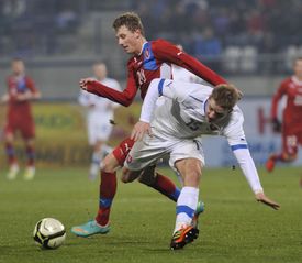 Ladislav Krejčí (vlevo) bojuje s Tomášem Hubočanem ze Slovenska.