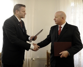 Zleva předseda KVV ČSSD Arno Fišer a předseda KV KSČM Oldřich Bubeníček.