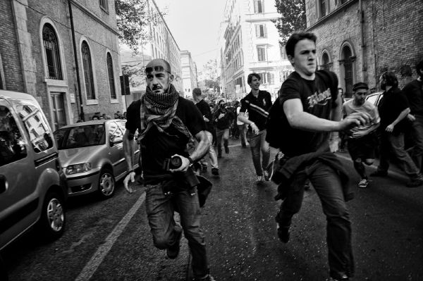 Demonstranti utíkají před policií v Římě.