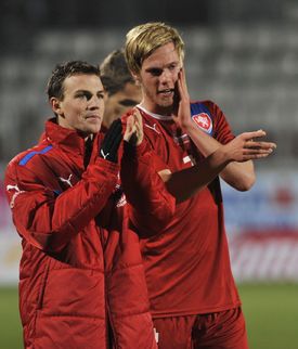 Fotbalisté slaví vítězství nad Slovenskem.