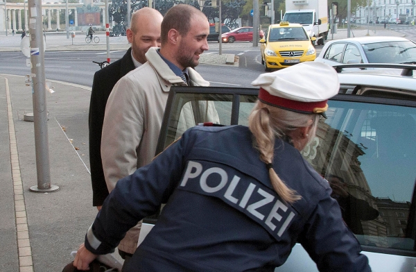Rakouská policie zadržela ve Vídni Pavla Vondrouše (uprostřed ve světlé bundě), který na konci září v Chrastavě vystřelil na prezidenta Václav Klause z airsoftové pistole. Rakouská policie zadržela ve Vídni Pavla Vondrouše (uprostřed ve světlé bundě), který na konci září v Chrastavě vystřelil na prezidenta Václav Klause z airsoftové pistole.