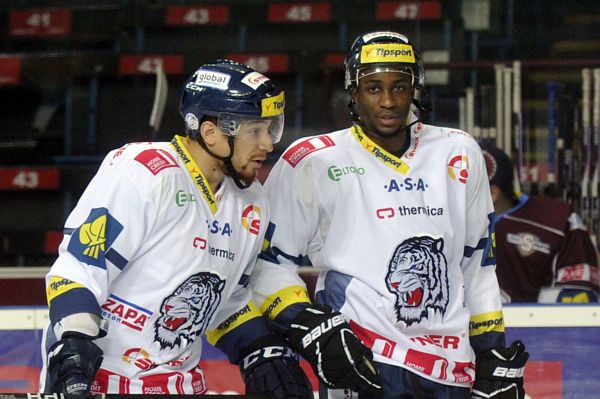 Chris Stewart ze St. Louis Blues (vlevo) a Wayne Simmonds z Philadelphia Flyers už si za Liberec nezahrají.