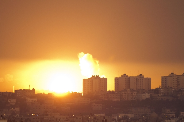 Izrael už dva dny provádí letecké a dělostřelecké operace proti pásmu Gazy, odkud radikálové minulý týden obnovili raketovou palbu. Izrael už dva dny provádí letecké a dělostřelecké operace proti pásmu Gazy, odkud radikálové minulý týden obnovili raketovou palbu.