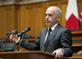 Ministr obrany Ueli Maurer se bojí nedostatku peněz pro armádu kvůli nákupu gripenů.
