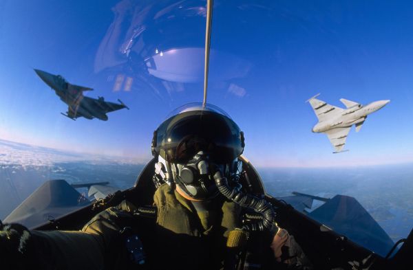 V pilotní kabině gripenu. V pilotní kabině gripenu.