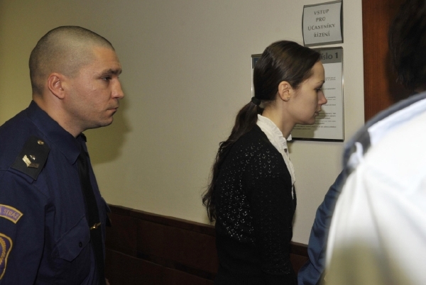 Romana Pítrová (vpravo) své těhotenství celou dobu tajila. Dítě porodila na toaletě u svých rodičů. Novorozenou holčičku poté uškrtila. Romana Pítrová (vpravo) své těhotenství celou dobu tajila. Dítě porodila na toaletě u svých rodičů. Novorozenou holčičku poté uškrtila.
