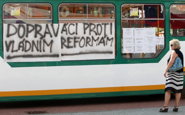 Loňská stávka dopravců zastavila vlaky i tramvaje.