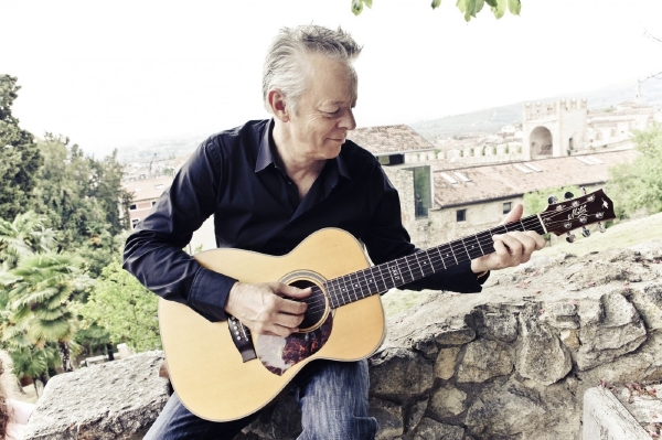 Tommy Emmanuel ovládá všeliké kytarové techniky.