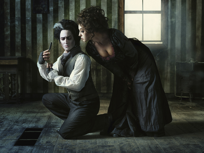 Saša Rašilov jako ďábelský holič Sweeney Todd a Vanda Hybnerová jako paní Lovettová.