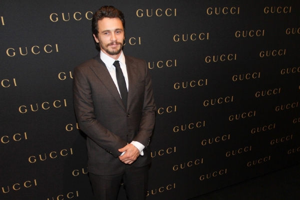 James Franco randí s Ashley Bensonovou.