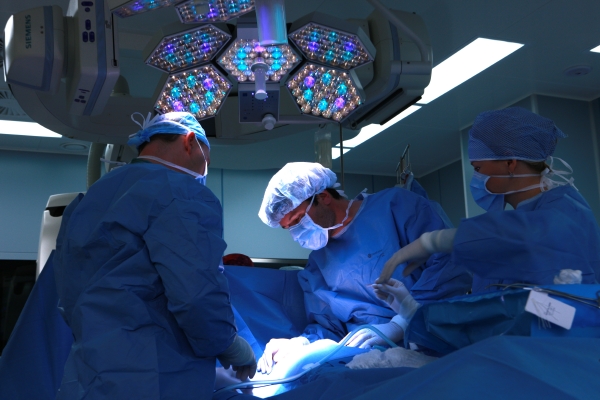 V Česku se rozrůstá počet takzvaných hybridních sálů, které lékařům umožňují použít více operačních a diagnostických metod.