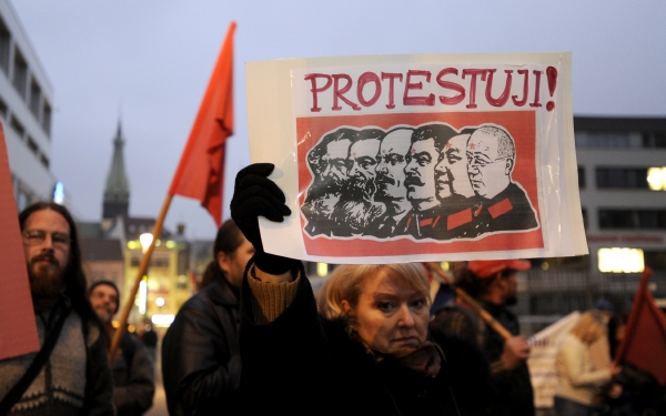 Protestní akce nazvaná "Happening u příležitosti obnovení vlády rudých bratrů na divém severu".