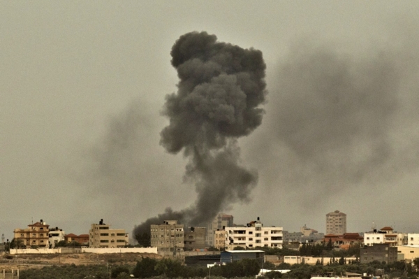 Z bombardovaného palestinského města stoupá dým.