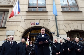 Primátor Bohuslav Svoboda před Hlávkovou kolejí.
