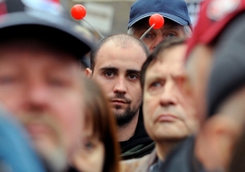 Demonstrace odborů a dalších občanských iniciativ proti vládní politice se uskutečnila 17. listopadu na Václavském náměstí v Praze. V pozadí uprostřed je Pavel Vondrouš z Liberce, který koncem září v Chrastavě vystřelil na prezidenta Václava Klause z airsoftové pistole.