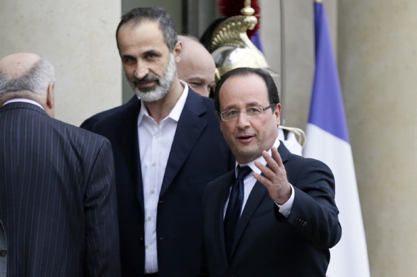Francouzský prezident François Hollande (vpravo) přivítal v Paříži vůdce syrské opozice Ahmada Muáze Chatíba.