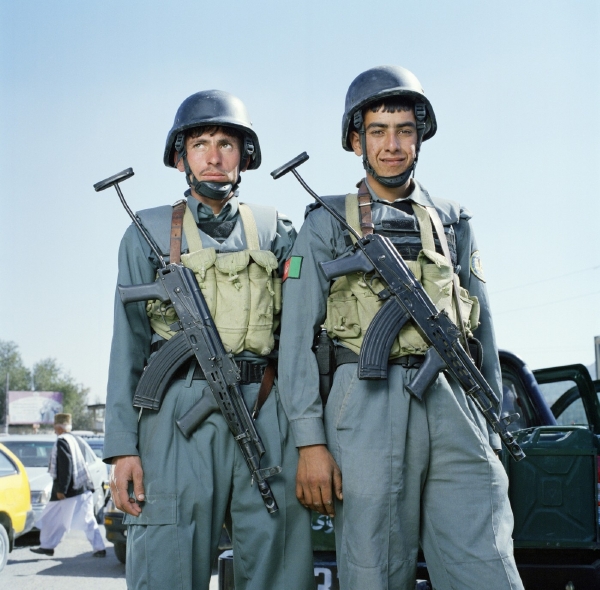 Kdo ví, co mají za lubem tihle dva afghánští policisté (ilustrační foto)? 