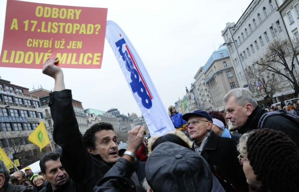 S transparenty "Odbory a 17. listopad? Chybí už jen Lidové milice" a "Odborokracie = vyšší stupeň demokracie" přišel 17. listopadu na mnohatisícovou protivládní demonstraci na pražské Václavské náměstí Petr Weisser se ženou. Čelili nejprve slovním útokům demonstrantů, muž potom i fyzickému. O transparenty posléze přišli.